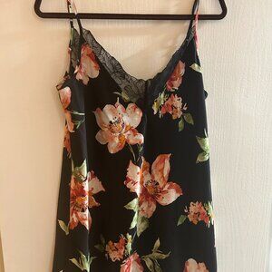 Lovely 2 pc flowered gown and matching robe